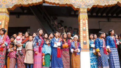 부탄의 숙제, 개발, TV, 민족