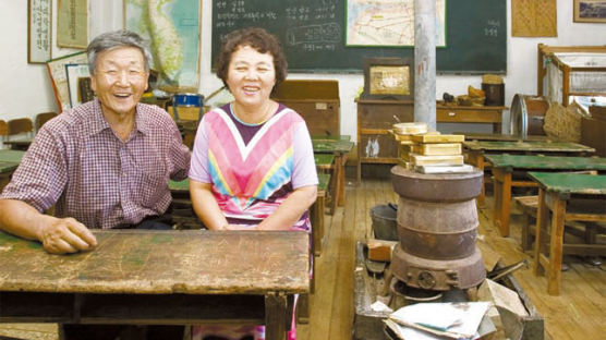 시력 잃은 교사 아내, 남편이 마련한 옛날 교실