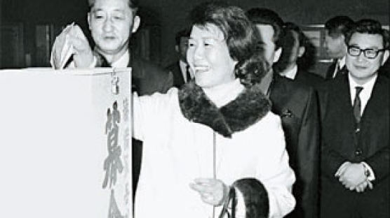 정규웅의 문단 뒤안길-1970년대 육영수와 박목월2