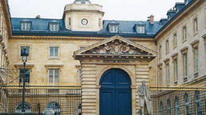 레몽 아롱, 미셸 푸코, 롤랑 바르트가 근무한 프랑스의 3대 보물