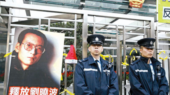 “중국 첫 노벨상 자랑스러워 … 류샤오보 가둬선 안돼”