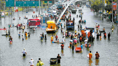 50년 만의 대홍수… 하늘이 야속한 태국인들