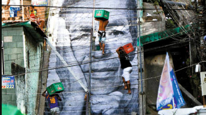 ‘얼굴 없는’ 거리 예술가 얼굴로 도시를 도배하다
