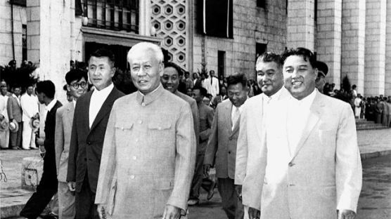 마오쩌둥 대자보가 나붙었다 “사령부를 포격해라”