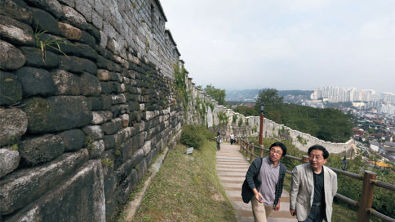 600년 서울 지킨 성곽 굽이굽이, 성돌이 말을 거네