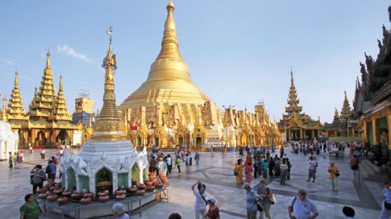 [Wide Shot] 외국인 북적이는 미얀마 황금탑