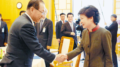  “朴 대통령은 혼자 책·인터넷 보며 연구…불통 심각”