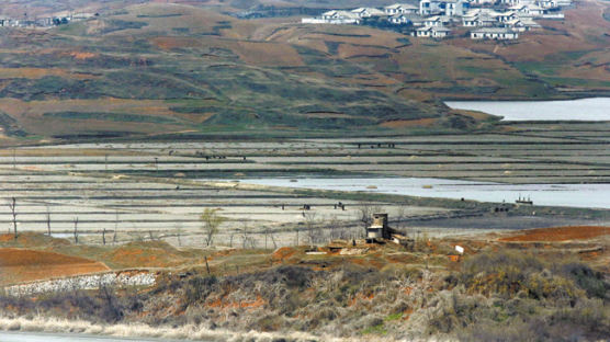 [Wide Shot] 평온한 북한 최전방 마을