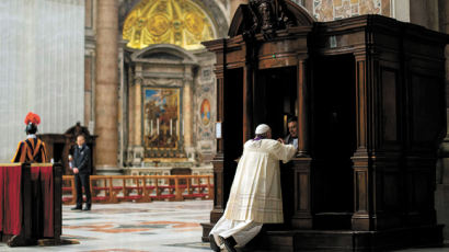 [Wide Shot] 고해 신부 앞에 무릎 꿇은 교황