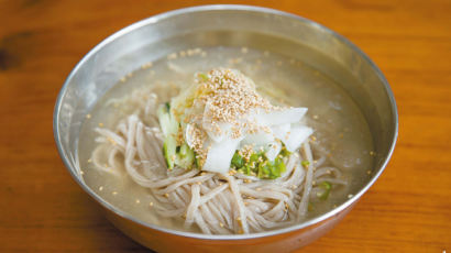 면발 두툼 메밀 냉칼국수 깊은 국물맛에 정신 번쩍