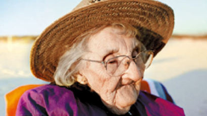[Wide Shot] 바다 처음 보는 100살 할머니