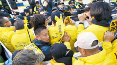 세월호 시위대, 청와대 향하다 경찰과 충돌
