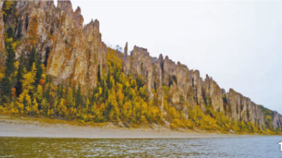 레나 강변에 펼쳐진 80km 바위기둥 … 거제 해금강 수백 개 이어 놓은 듯