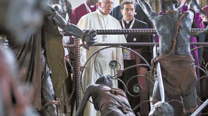 순교자 앞에 선 교황