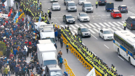 경찰은 차벽 없애고 주최 측은 “평화 시위” 독려