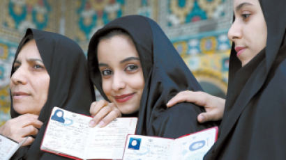 총선 투표하는 이란 여성