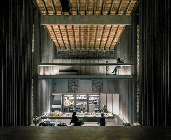 올로트에 위치한 ‘로우 하우스’(2012). 하나의 공간 안에 여러 개의 바닥층을 끼워 다양하게 쓸 수 있게 했다.