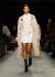 버버리 2017년 2월 컬렉션 런웨이 중 트로피컬 개버딘 트렌치코트를 입고 나온 모델.  