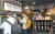 1 지난 4월 26일 서울 커피만 숭실대점에서 고객들이 키오스크(무인 주문·결제 단말기)에서 커피를 주문하고 있다. 작은 사진은 주문 단말기의 커피 메뉴. 숏 사이즈 아메리카노가 900원으로 가장 저렴하다.