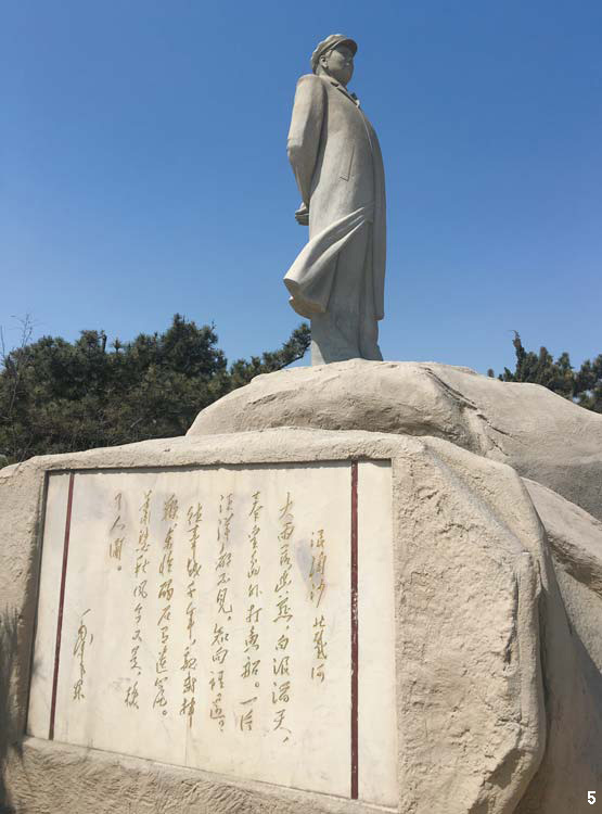5 ‘북대하’의 바다를 바라보고 서 있는 모택동 동상과 그가 쓴 시비.