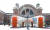 전시장 입구에 설치된 건축가그룹 다이아거날 써츠의 ‘문, 펼쳐진 시공간’. 사진 스튜디오 밀리언로지즈