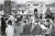 2 1945년 10월 17일 아르헨티나 부에노스아이레스의 정부 청사 앞에서 후안 페론의 석방을 요구하는 데스카미사도(셔츠가 없는 빈곤층을 일컫는데 시위 참가자 대부분 셔츠를 입고 있음)의 시위 모습. 이날은 아르헨티나 ‘로열티 데이’의 기원이다. [위키피디아]