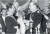 1 1946년 6월 4일 아르헨티나 후안 페론 신임 대통령(왼편)이 에델미로 파렐 전임 대통령으로부터 대통령 어깨띠와 지휘봉을 건네받는 모습. [위키피디아]