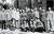 1 서북국 서기 시절, 위문단 일행을 맞이한 시중쉰(왼쪽 넷째). 1951년 봄, 산시성(陝西省) 시안(西安).