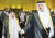 1 쿠웨이트의 아흐마드 알자비르 알사바 국왕(왼쪽)이 지난 7일 외교 위기 중재를 위해 도하에 도착해 카타르의 타밈 빈 하마드 알사니 국왕과 함께 이동하고 있다. 