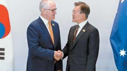 호주 총리 북핵 해법 질문에 문 대통령 “제재·대화 병행해 해결”
