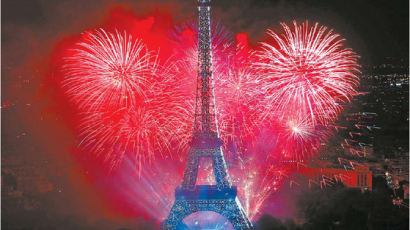 에펠탑 배경 불꽃 축제