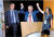 토마스 바흐(가운데) IOC 위원장이 스위스 로잔에서 안 이달고(오른쪽) 파리 시장과 에릭 가세티 LA 시장의 손을 들어올리고 있다. [AFP=연합뉴스]