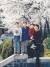 이혜훈 바른정당 대표(오른쪽)가 한국개발연구원에 근무하던 2002년 연세대 교정에서 성환·진환·진호(왼쪽부터) 세 아들과 벚꽃 구경을 하며 환하게 웃고 있다. [사진 이혜훈 의원실] 