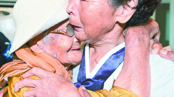 [사진] 85세 동생 만난 100세 할머니