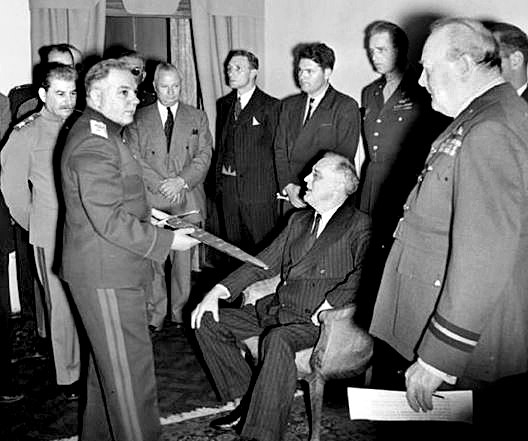 소련군 원수 보로실로프가 보검을 루스벨트(앉은 사람)에게 보여주고 있다. 스탈린(왼쪽)과 처칠(오른쪽)이 지켜보고 있다. [중앙포토]