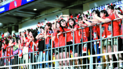 흥민·승우 오빠부대 떴다, 아이돌 콘서트장 같은 축구장