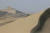 타클라마칸 사막의 고비(왼쪽)와 사구(오른쪽). 바람에 날린 모래가 쌓여서 사구가 된다. 보통 수십m인데 최고 300m에 이르기도 한다. 멀리서 보면 여인네의 부드러운 입술 같은 곡선이지만 실제로는 엄청난 모래를 끊임없이 날려 보내는 악마의 혓바닥이다. 누런 쓰나미로 보이기도 한다. [사진 윤태옥]