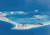 남중국해 분쟁지 산호초에서 중국 소속으로 추정되는 크레인과 선박들이 인공섬을 건설하는 모습. [사진 미 해군 영상 캡처]