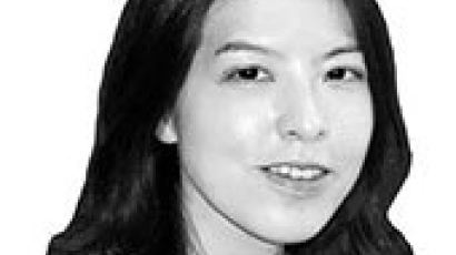 [분수대] 북한 그림의 방긋 웃는 여성