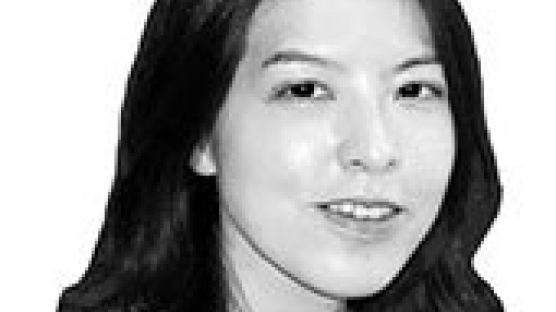 [분수대] 북한 그림의 방긋 웃는 여성