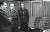 사라예보 총소리의 주인공 ‘프린치프 기념석판’은 1941년4월 나치 독일의 침공과 함께 철거, 압수돼 총통 히틀러(왼쪽)의 52번째 생일 선물로 전락했다. 히틀러가 자신의 전용열차(Fuhrersonderzug)에서 독일의 역사적 모욕으로 규정한 기념판을 살펴보고 있다. [중앙포토]