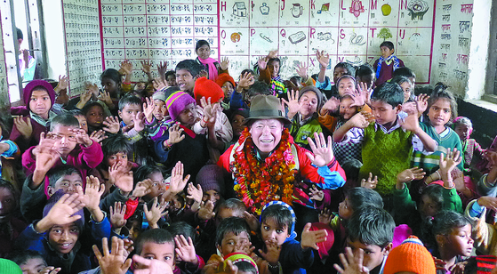 네팔 룸비니순디에 지은 휴먼스쿨에서 아이들과 함께한 엄홍길 대장. [사진 엄홍길휴먼재단]