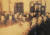 1922년 아인슈타인(사진 가운데)이 모지 미쓰이 클럽을 방문했을 때 찍은 기념사진.