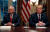 제임스 매티스 미국 국방장관(왼쪽)이 지난 10월 말 백악관 브리핑에서 도널드 트럼프 대통령 옆자리에 고개를 돌린 채 앉아 있다. 매티스 장관은 20일 사임했다. [로이터=연합뉴스]