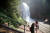 공원에서 가장 큰 헤우나룩 폭포 앞에서 기념사진을 찍는 사람들. 최승표 기자