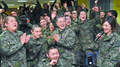 [사진] 연천 신병교육대 찾은 문 대통령