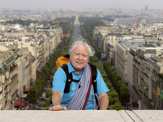 2005년 프랑스 파리의 개선문 꼭대기에 오른 모리스 에르조그. 이때 에르조그는 86세였다.[중앙포토]