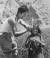1950년 프랑스의 히말라야 원정대장인 모리스 에르조그가 네팔에서 현지 소녀의 머리를 빗겨주고 있다. [중앙포토]