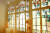 독일 다름슈타트 마틸덴호 미술관 에 있는 아르누보풍의 스테인드글라스. 넝쿨 나뭇잎과 꽃 장식은 ‘아르누보’ 혹은 ‘유겐트슈틸’의 상징처럼 여겨진다. ‘모두를 위한 예술’을 가능케 하려는 당시 예술가들의 노력이 숨겨져 있다. [사진 윤광준]
