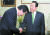 김영삼 전 대통령이 2010년 5월 10일 서울 상도동 자택에서 한나라당 김무성 원내대표의 예방을 받고 인사하고 있다. [중앙포토]